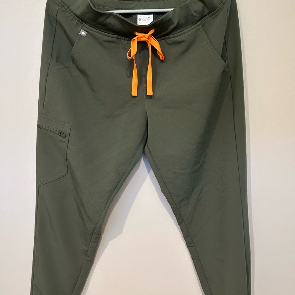FIGs SCRUBS Olive Green with Orange Accents. Medium top and bottom. Great shape.